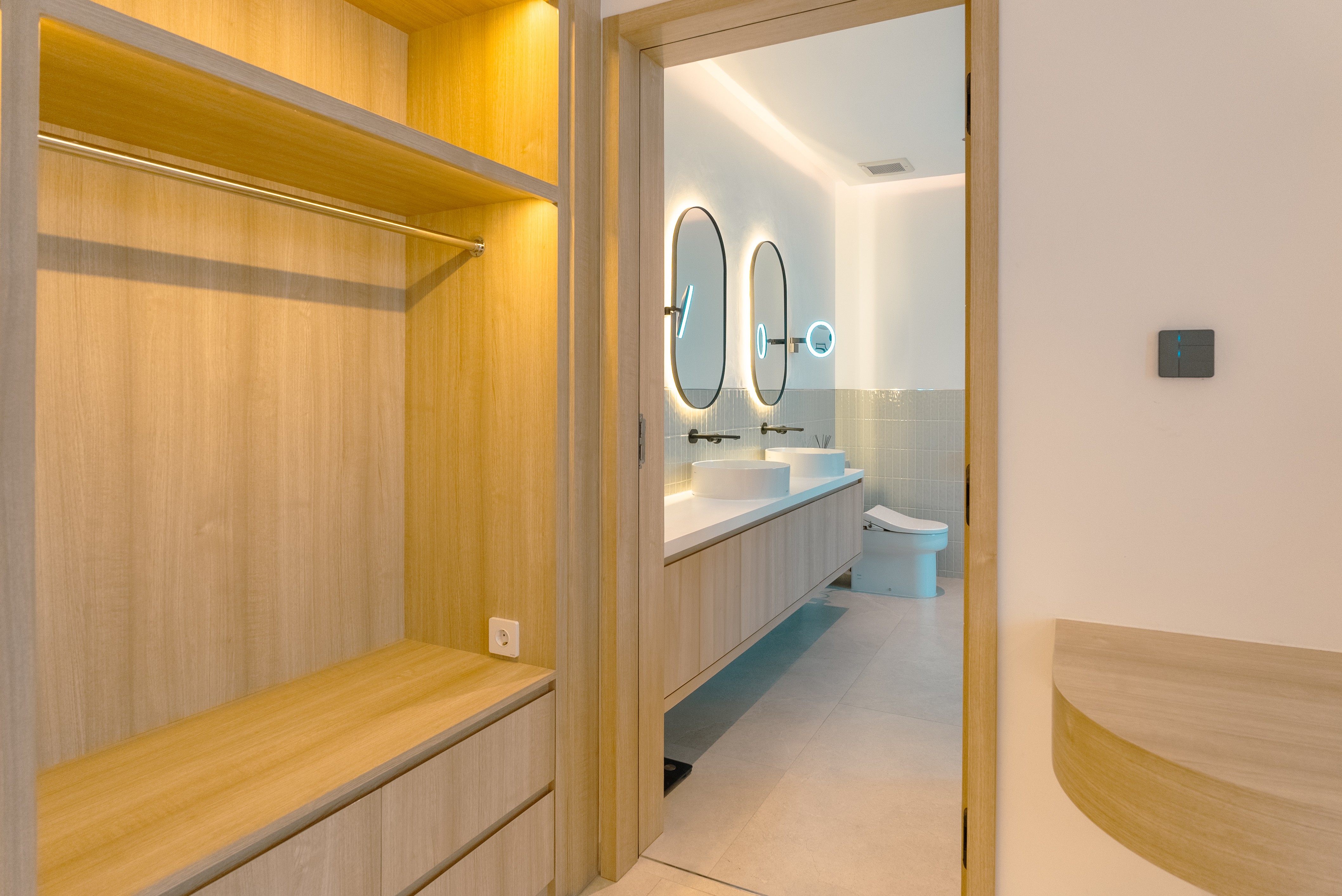Walk-In Closet & Ensuite Bathroom